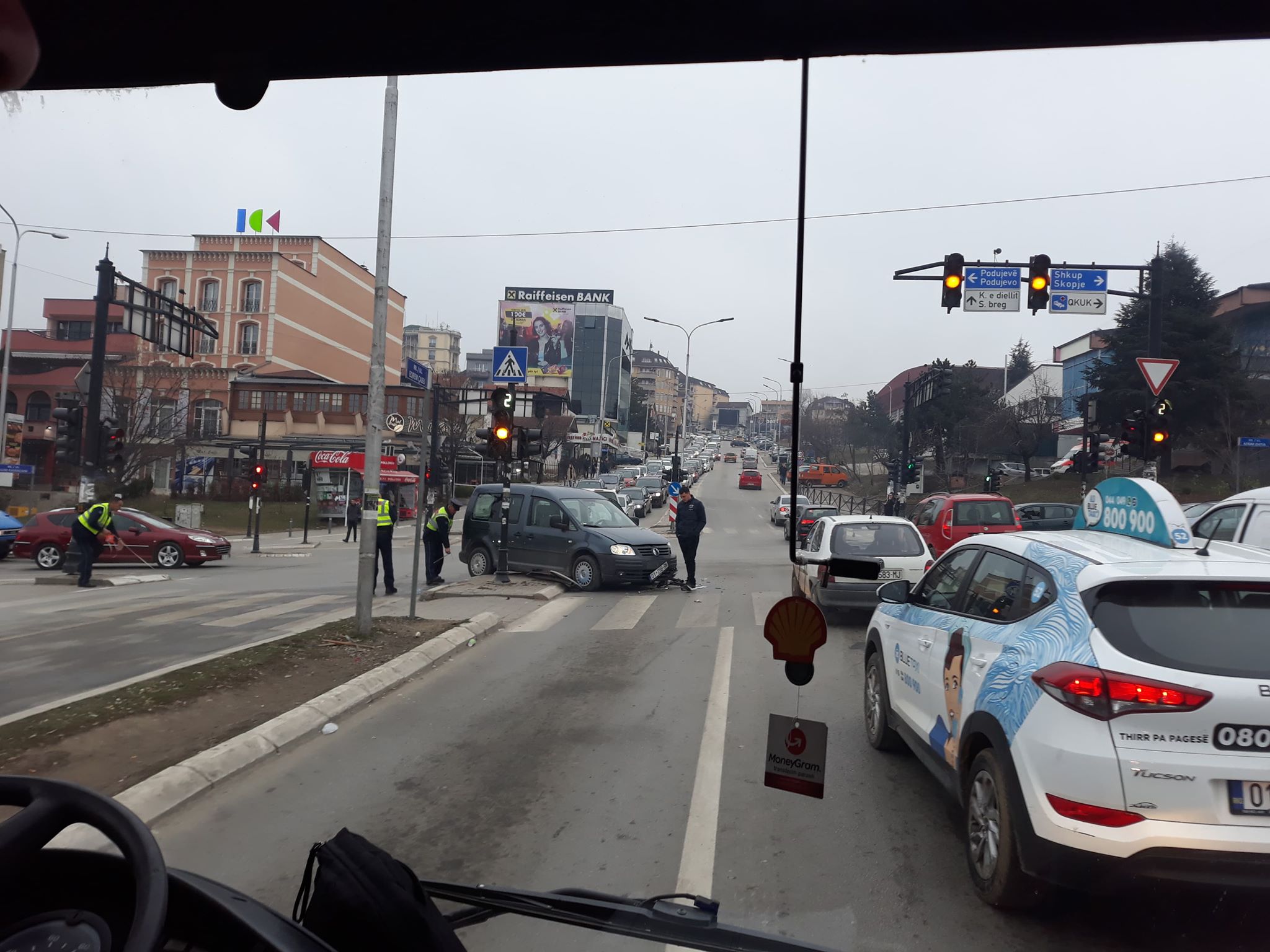 Aksidentohen dy vetura te Qendra e Studentëve në Prishtinë