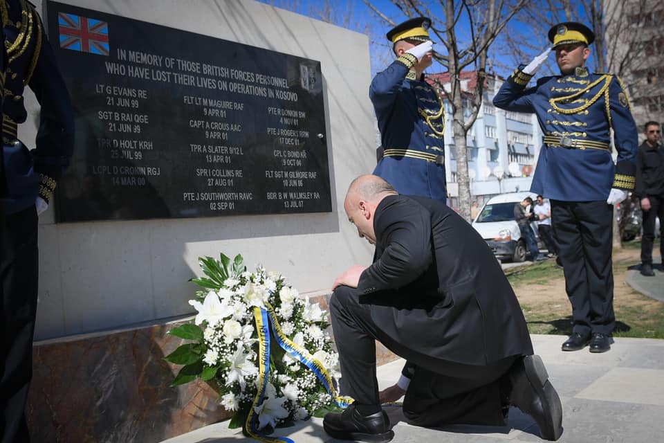 Haradinaj bën homazhe te Pllaka Memoriale e ushtarëve të KFOR-it