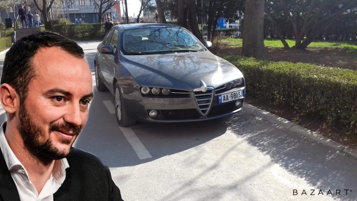 Dardan Molliqaj në rolin e ‘komesarit’ parkon veturën para Komunës së Prishtinës