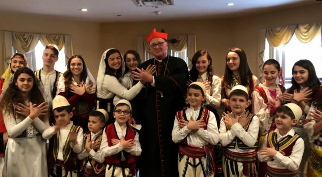 Kryeipeshkvi i Nju Jorkut në kishën shqiptare: Ju admiroj për historinë dhe besimin tuaj