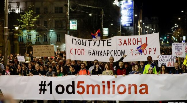 Vazhdojnë protestat masive në Serbi