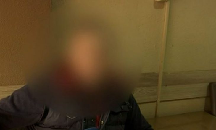Serbi ndjek me sëpatë të rinjtë shqiptarë që i ngacmuan vajzën