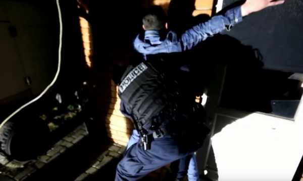 Në Pejë e Mitrovicë djemtë sulmojnë babanë e vet, arrestohen