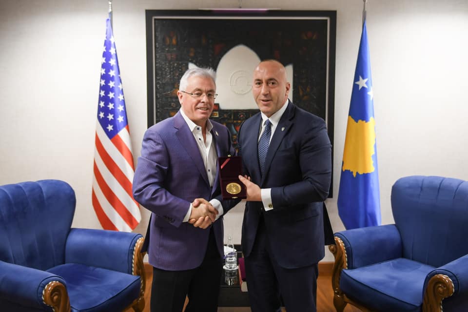 Haradinaj dekoron aktivistin Harry Bajraktari me Medaljen e Skënderbeut