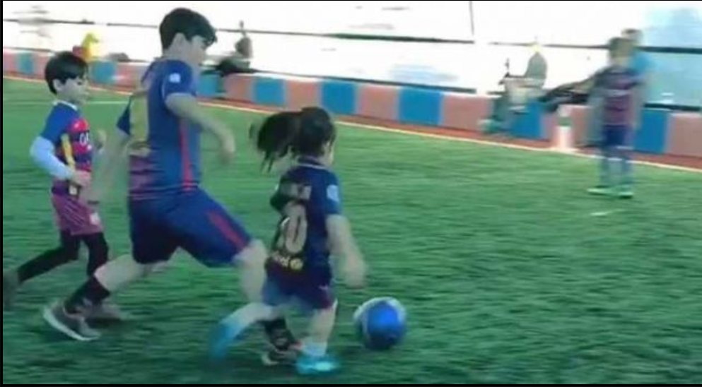 Njihuni me ​pesë- vjeçarin që po quhet “Messi i ri” (VIDEO)