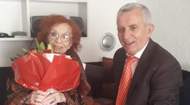 Ambasada e Shqipërisë në Kosovë nderon Nexhmije Pagarushën për 8 Mars