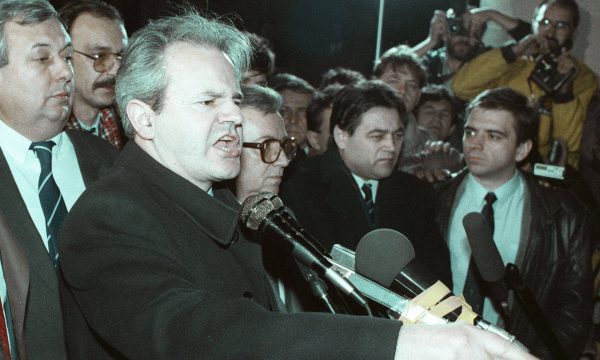 “The Guardian”: Si ia hoqi Milosheviqi autonominë Kosovës