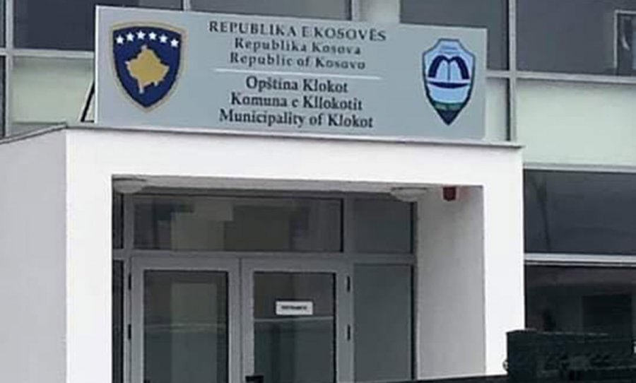 Serbët tentojnë ta largojnë pllakatin me simbole nga komuna e Kllokotit