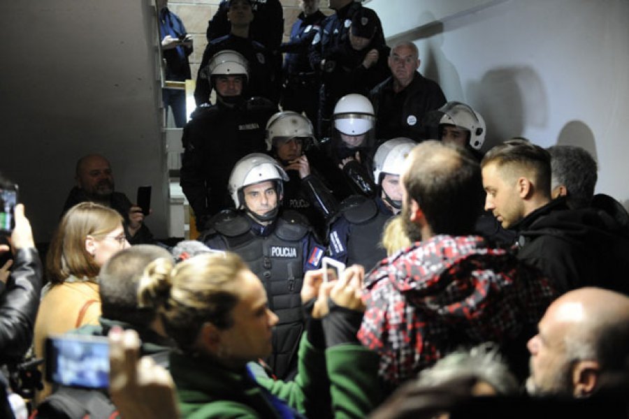 Protestuesit anti-Vuçiq hyjnë në objektin e RTS-së