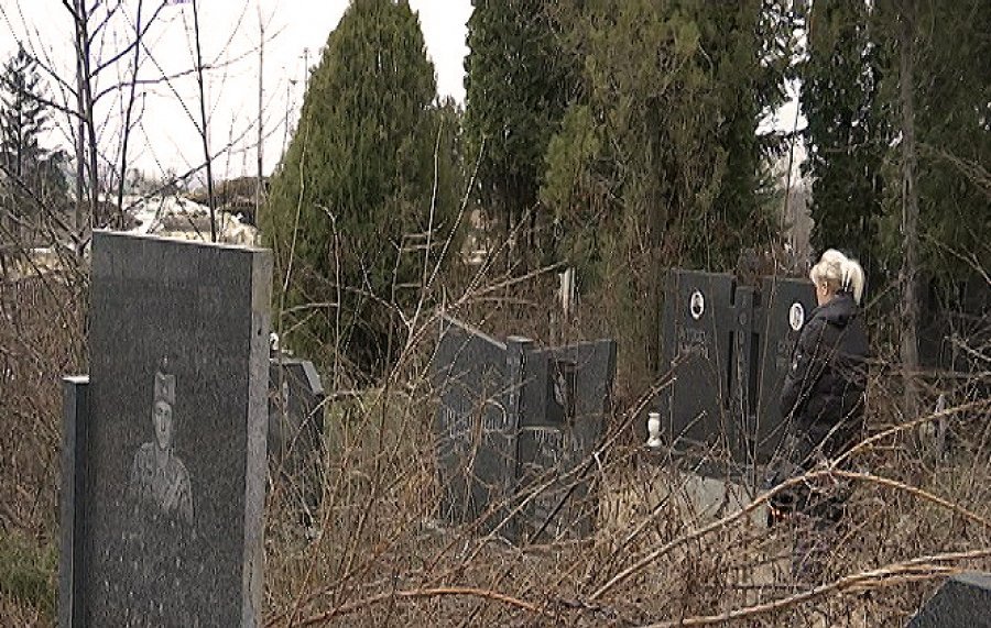 “Familjarët po nxjerrin nga varret serbët e vdekur në Kosovë dhe po i dërgojnë në Serbi”