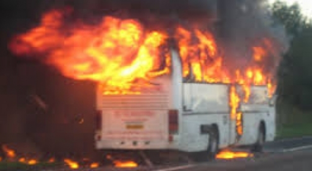 Shpërthen zjarri, digjet një autobus në Zhur