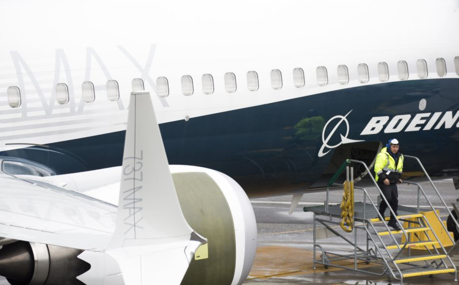 Boeing nxjerr nga përdorimi avionët 737 Max