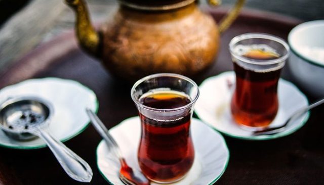 A e dini se pse çajit të zi në Kosovë i thonë “çaj rusi”?