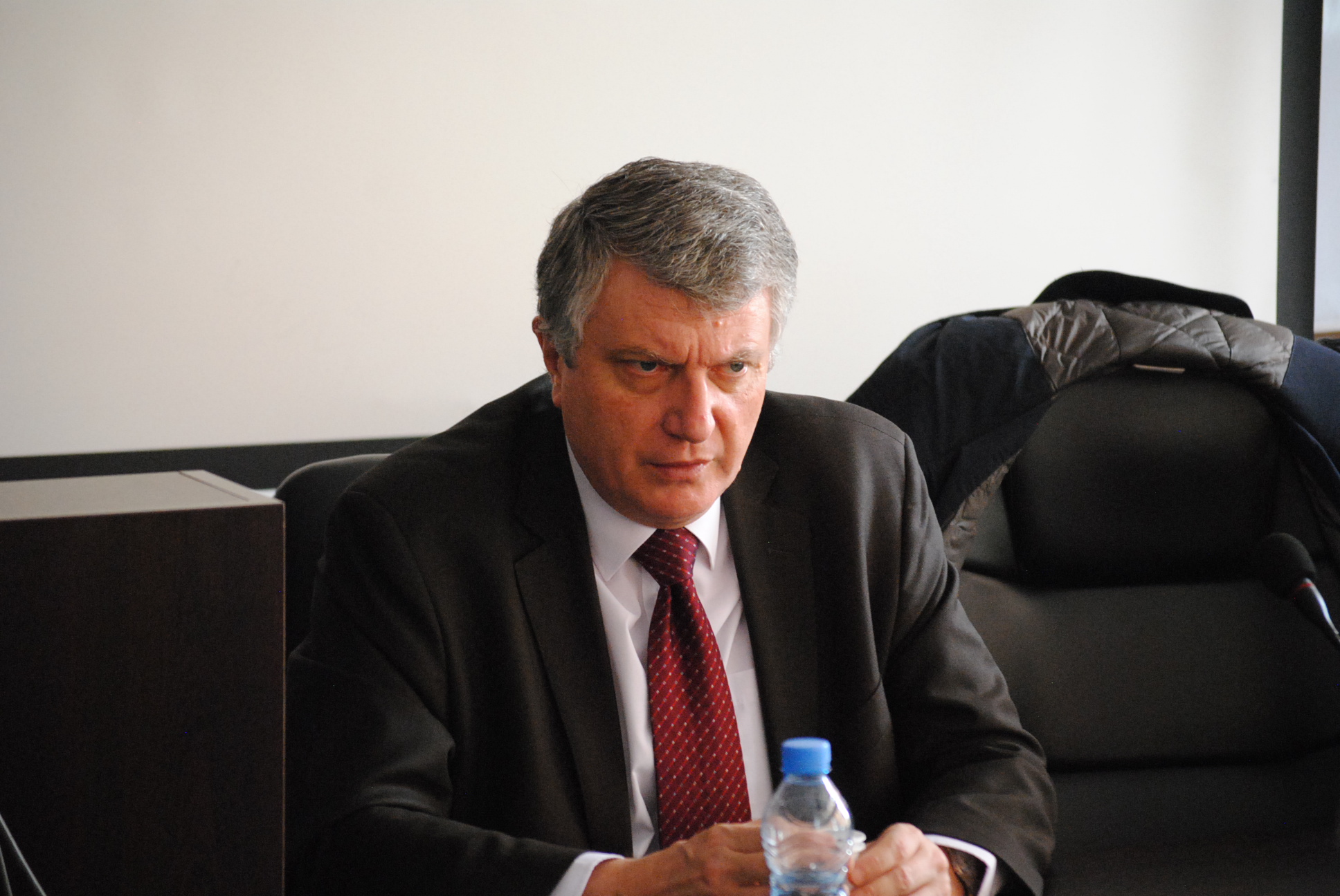 Ambasadori francez përkrah atë zviceran, thotë se korrupsioni dhe nepotizmi janë plagë për Kosovën