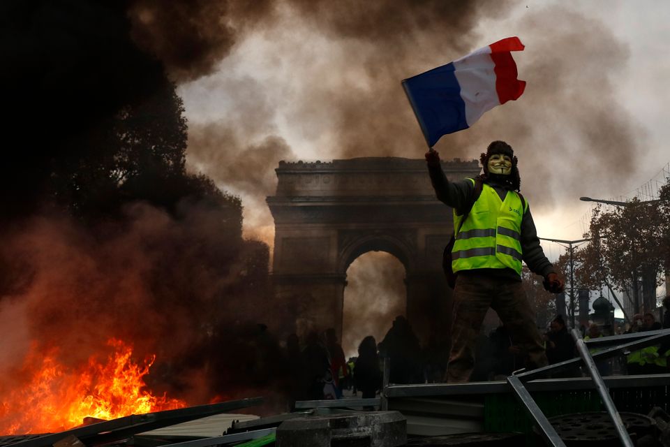 Eskalojnë protestat në Francë, ushtria do të lejohet edhe të hap zjarr