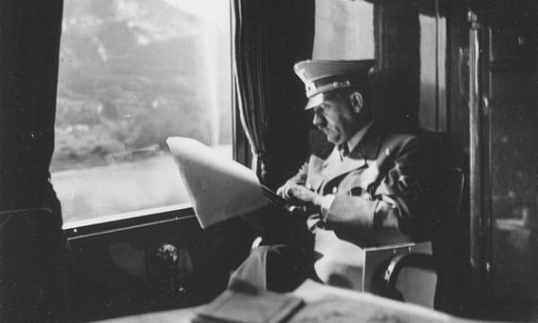 Hitleri i mbyllte perdet e trenit që të mos i shihte çifutët drejt kampeve të vdekjeve