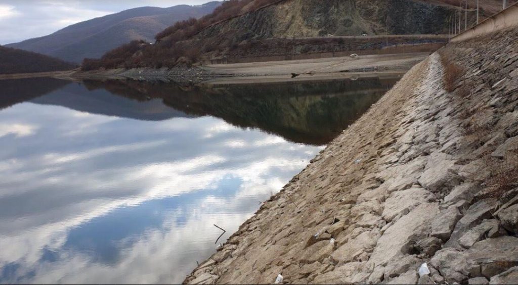 Bie niveli i ujit në liqenet akumuluese, KRU “Prishtina” bën apel për kursim të ujit