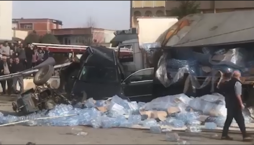 Aksident mes kamionit, traktorit dhe disa veturave në Gjilan, ka edhe të lënduar
