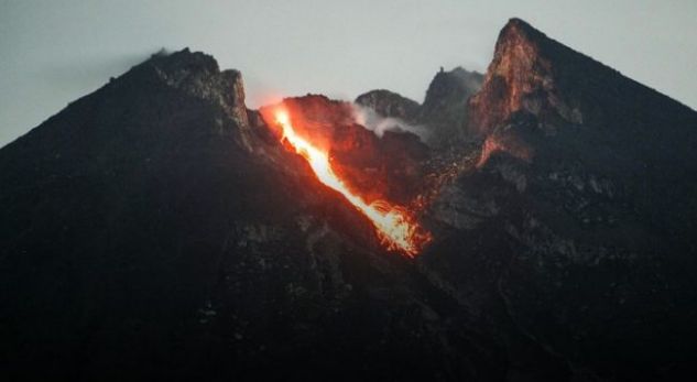 Shpërthen sërish vullkani më aktiv në Indonezi