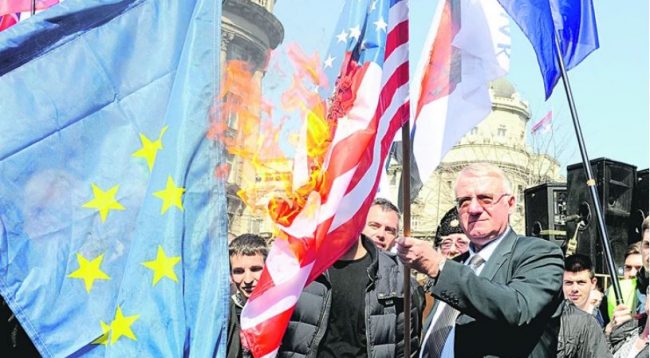 Në 20-vjetorin e bombardimeve, Sheshel djeg flamurin e BE-së dhe NATO-s