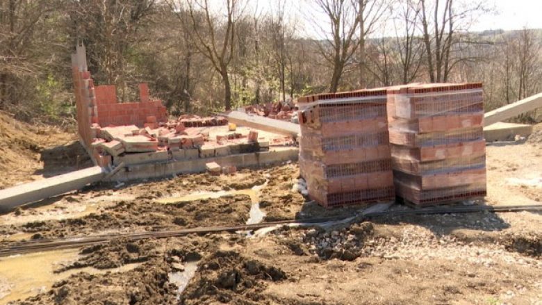 Banorët e fshatit Sibovc ndërtojnë shtëpi në zonën me interes të veçantë, komuna i rrënon