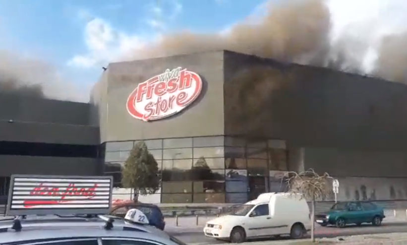 Lëndohet zjarrfikësi në zjarrin e “Viva Fresh Store” në Gjakovë