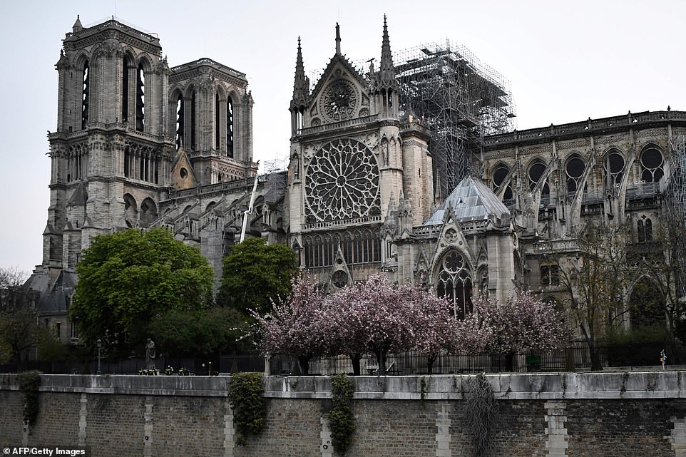 Fotot pas tragjedisë: Çfarë ka mbetur nga Notre Dame