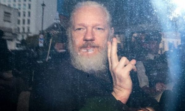 Publikohet fotoja që shkaktoi largimin e Assange nga ambasada e Ekuadorit