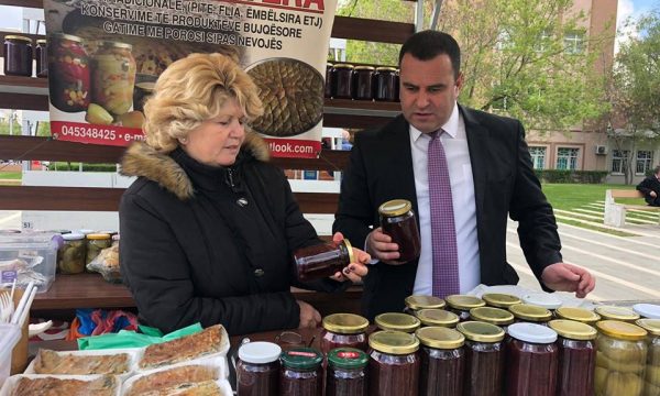 Krasniqi vizitoi gratë fermere në tregun mobil në Prishtinë