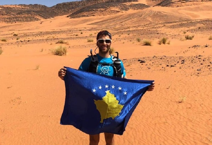 Flamuri i Kosovës midis Saharasë , i riu kosovar përshkon shkretëtirën në këmbë