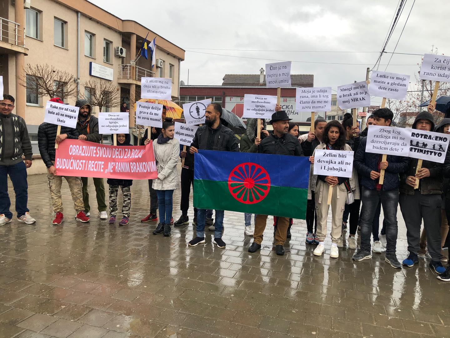 Protestojnë komunitetet pakicë në Kosovë kundër martesave të hershme