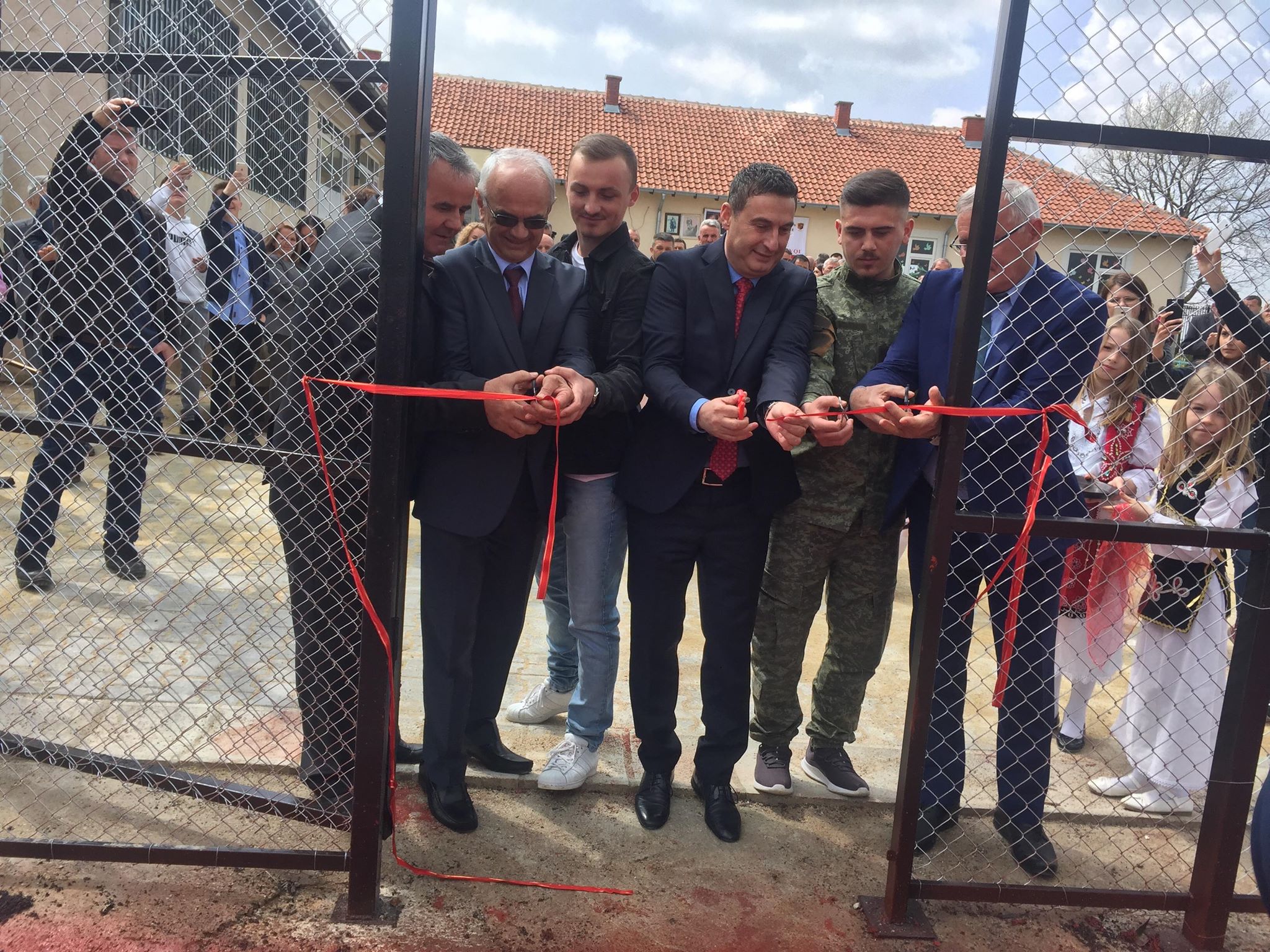 Ministri Bytyqi investon në shkollën e fshatit të tij