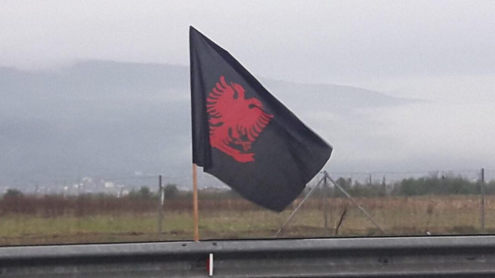 Në autostradën “Ibrahim Rugova” shfaqen flamuj të çuditshëm me shqiponjë të kuqe