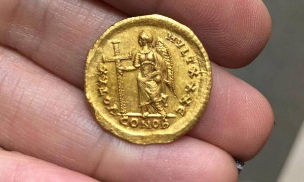 Nxënësit zbulojnë një monedhë ari 1600 vjeçare