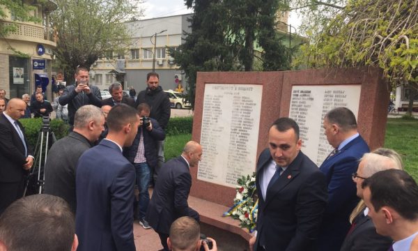 Kryeministri Haradinaj bën homazhe tek shtatorja e vëllait të tij, Shkëlzen Haradinaj