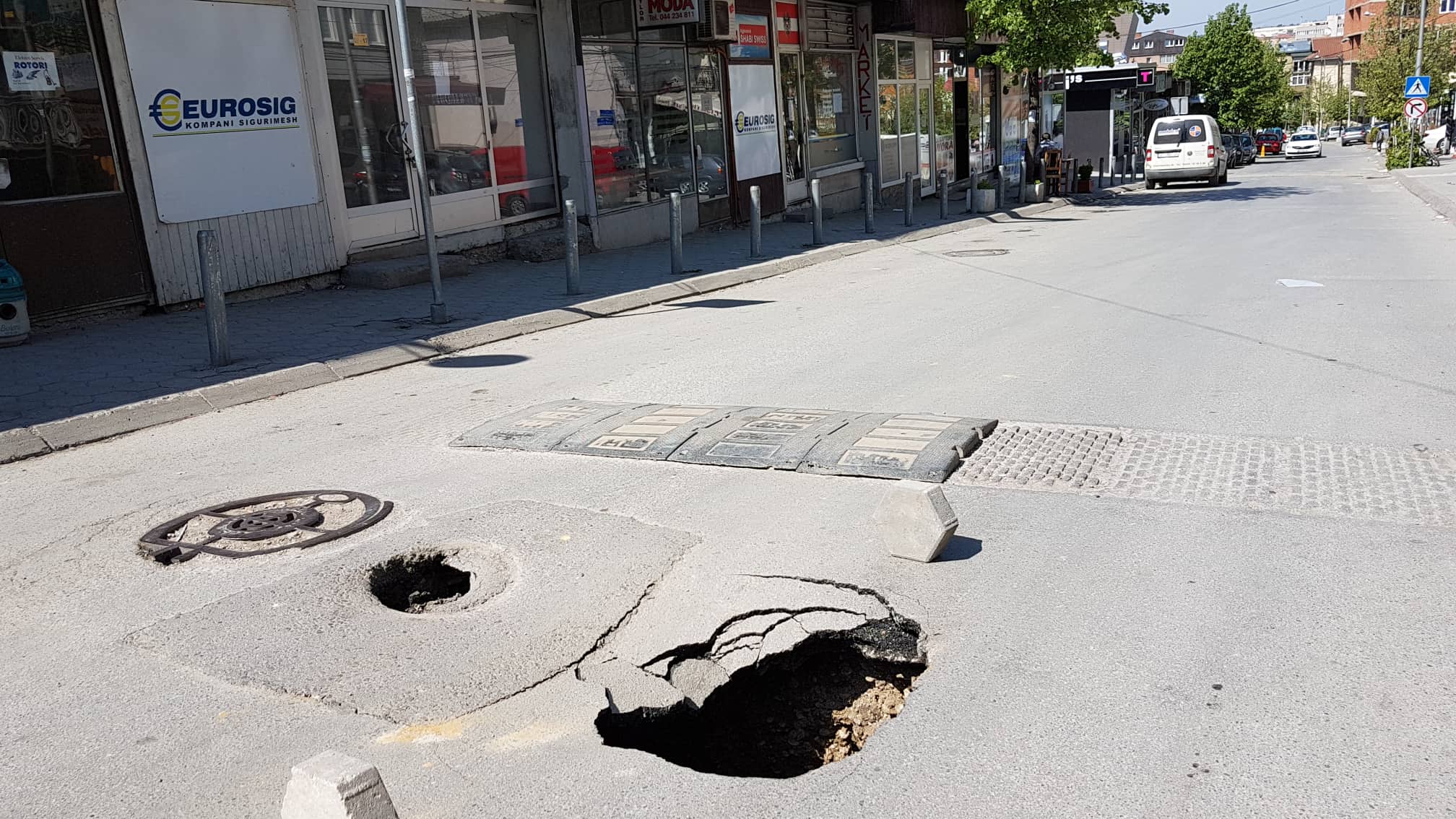 ​Ja si mbyllet gropa mes asfaltit në Prishtinë