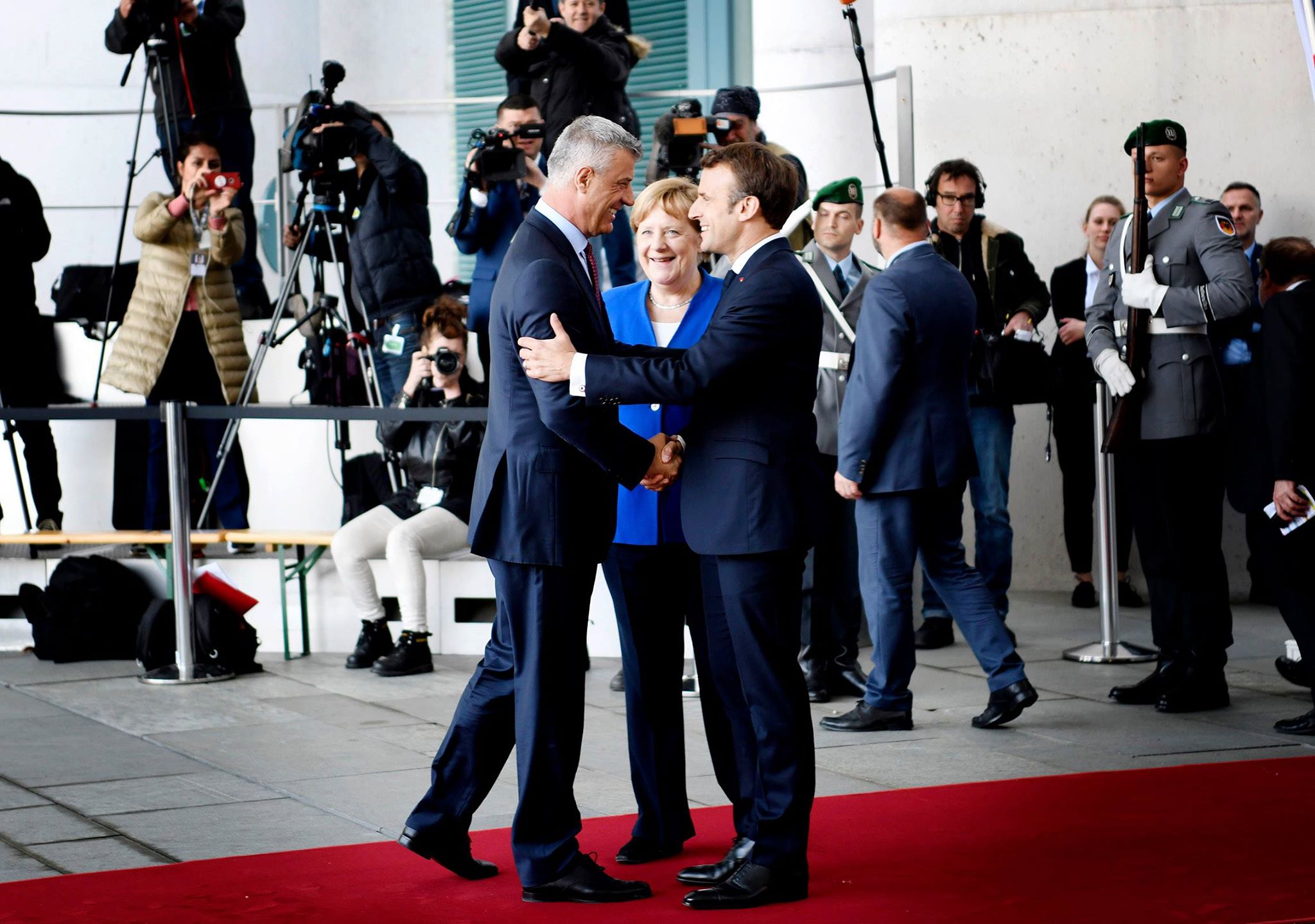 Thaçi takohet me Merkel dhe Macron