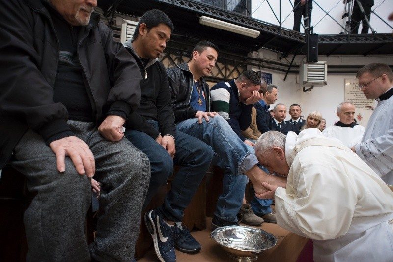 Papa Francesku lan dhe puth këmbët e disa të burgosurve (Foto)
