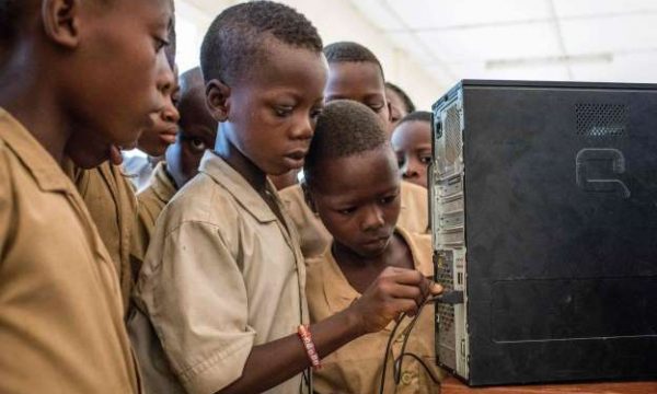 Reagimi i fëmijëve nga Afrika që shohin për herë të parë kompjuterin