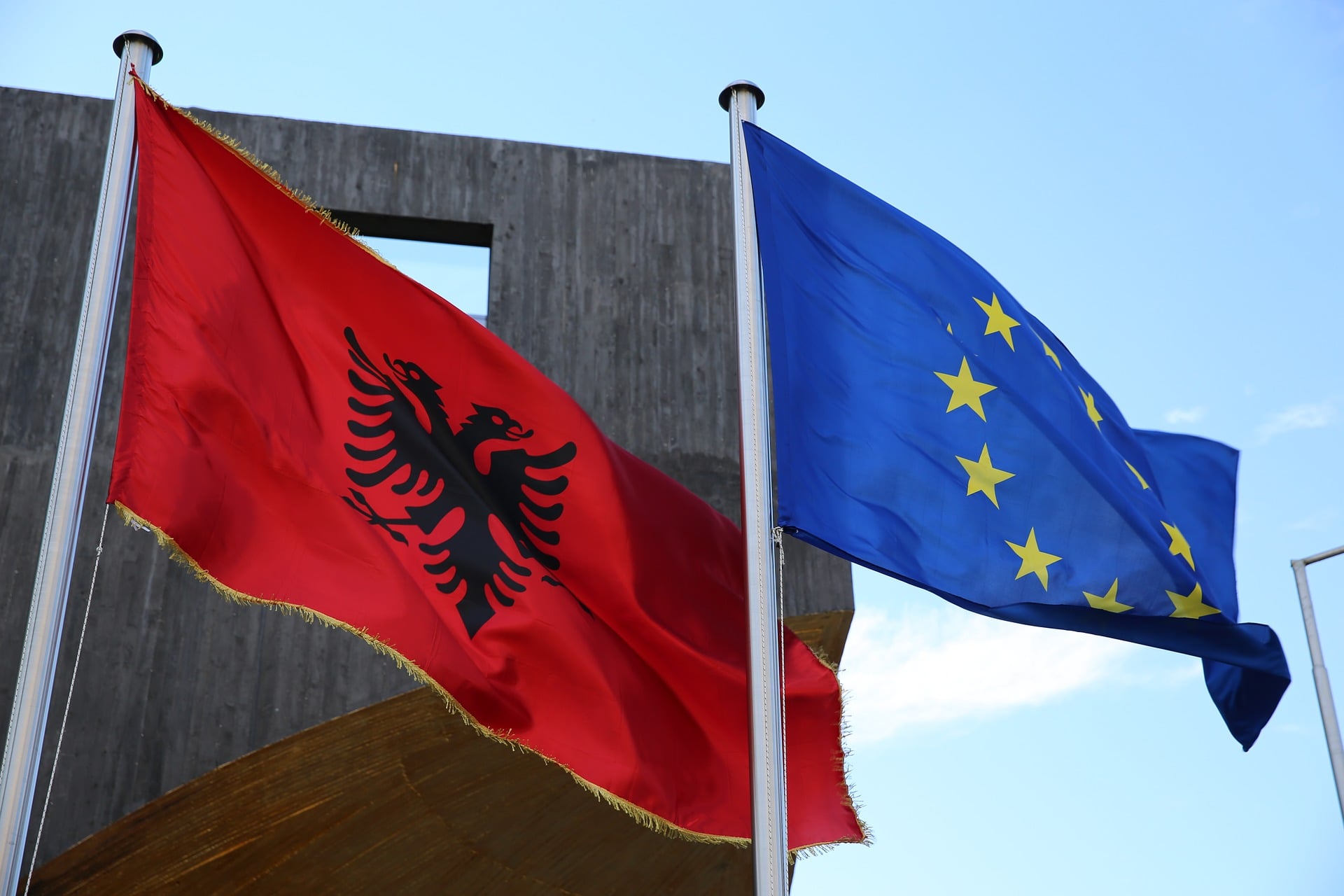 Parlamenti holandez voton pro lëvizjes së lirë të shqiptarëve