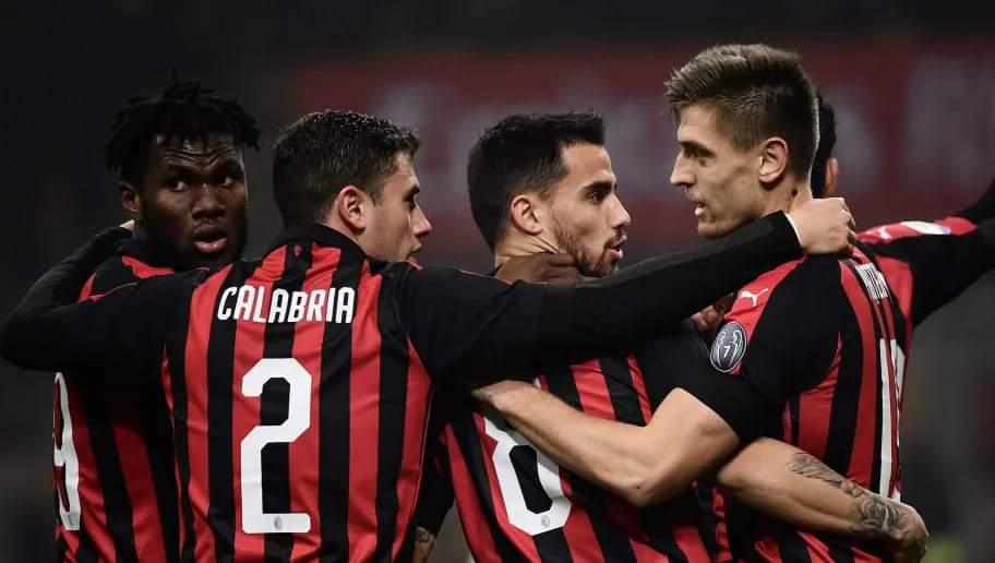Milan kalon në epërsi ndaj Juventusit