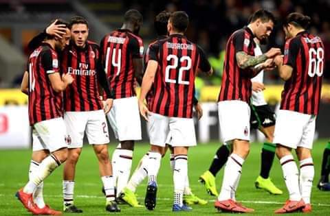 Milan fiton në derbin e mbrëmjes