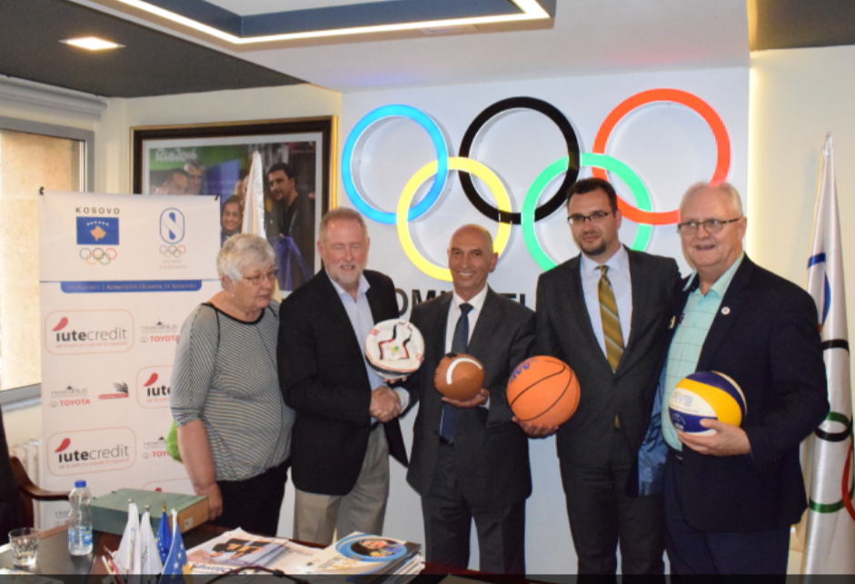 Delegacioni i Unionit Amator të Sportistëve në SHBA, i dorëzoi KOK-ut pajisje sportive për federatat