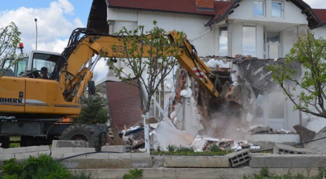 Rrënohen objektet pa leje në Mitrovicë