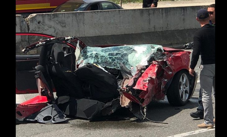 Aksident ‘horror’ , vetura ndahet në dy pjesë
