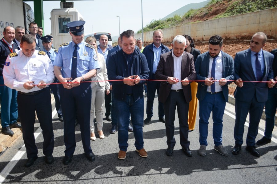 Përurohet shiriti rrugor shtesë në pikën doganore të Morinës