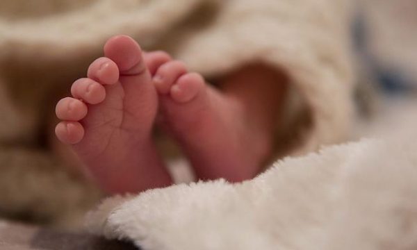 Vdes foshnja gjatë lindjes, arrestohet mjeku nga Gjilani