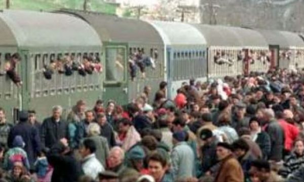 Kosovarët nisen me tren për në Bllacë, kujtohet gjenocidi i ’99-së