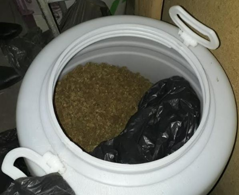 Policia bastis një banesë në Pejë, gjen drogë të fshehur në bure