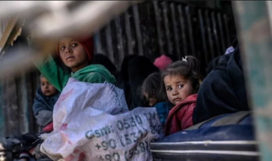 Gruaja me fëmijën e sëmurë kthehet nga Siria